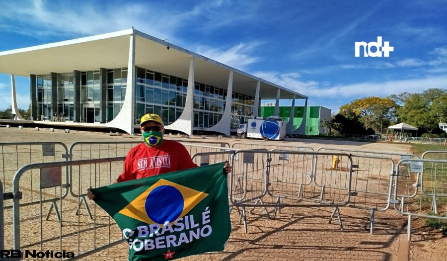 Manifestante solitário pede punição a Bolsonaro e acusa réus de ‘rasgar a Constituição’