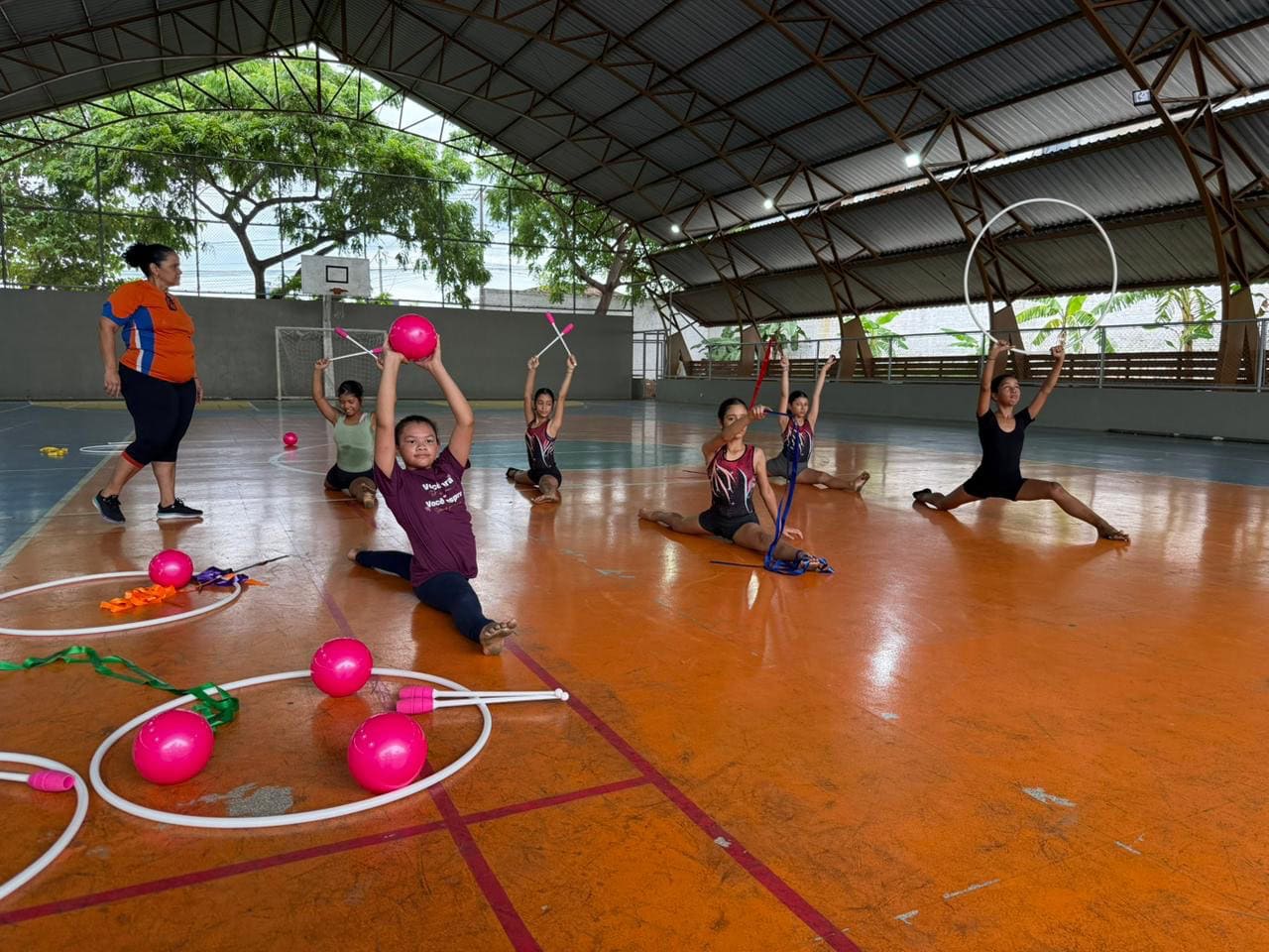 Escola Diogo Feijó fortalece comunidade com escolinhas de handebol, ginástica rítmica e badminton em Rio Branco