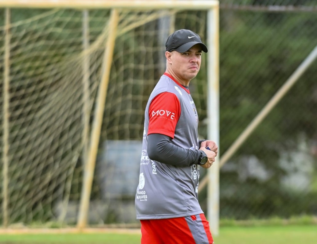 Técnico do Santa Cruz faz mistério para o jogo de estreia contra o IFC