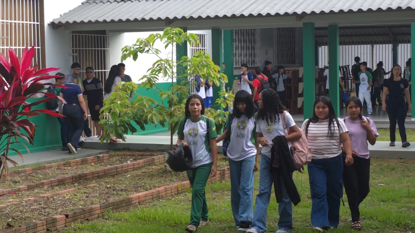 Estado inicia ano letivo em Cruzeiro do Sul e amplia ensino integral para mais nove escolas