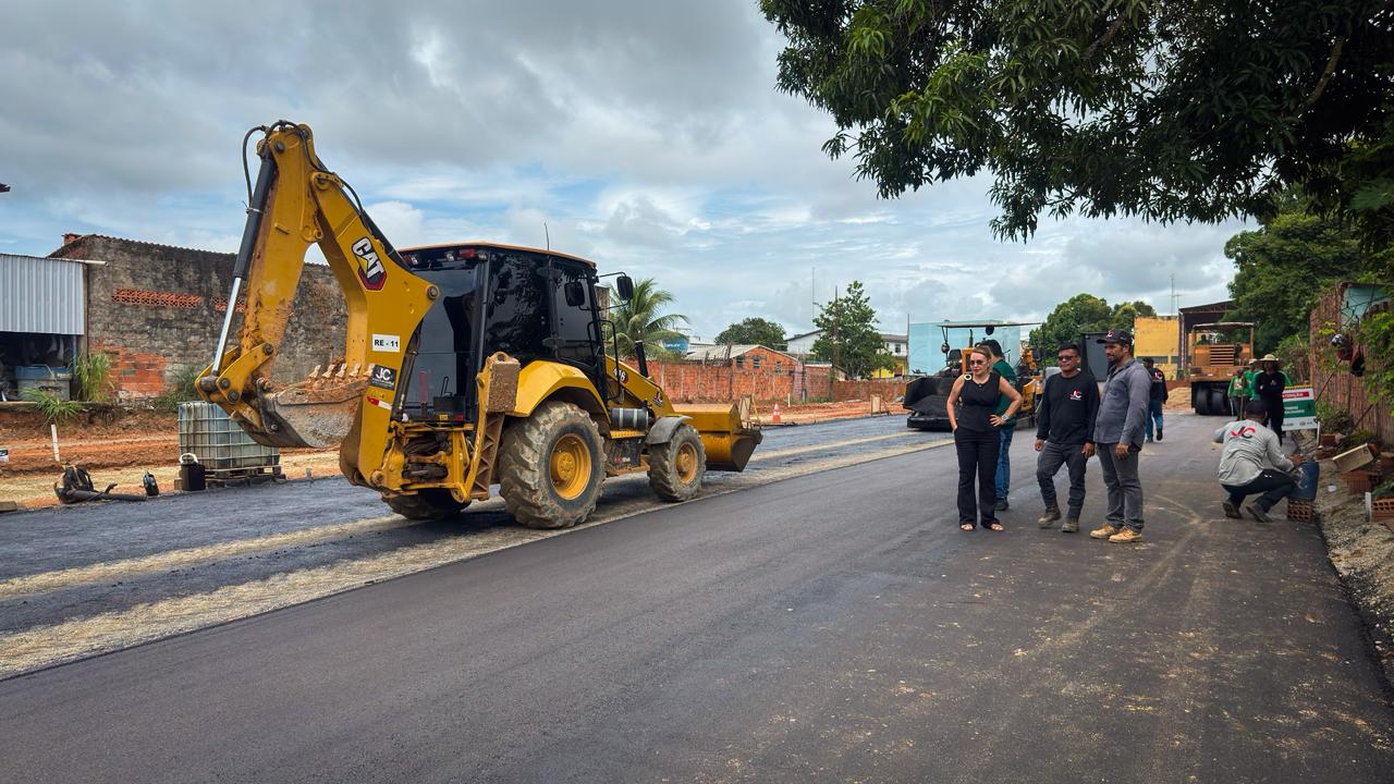 Deracre executa asfaltamento no pátio da nova sede do Samu, em Rio Branco