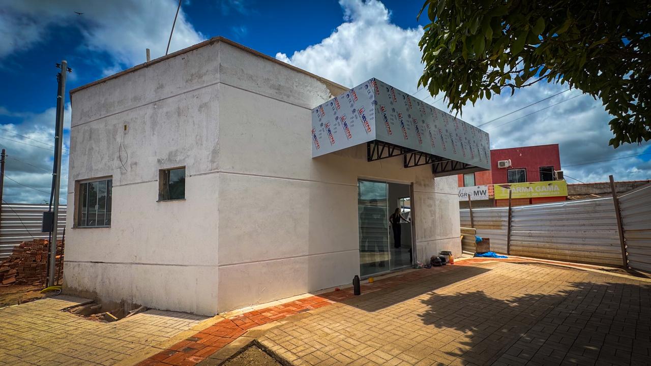 Deracre vistoria fase final de obra destinada a mototaxistas em Porto Acre