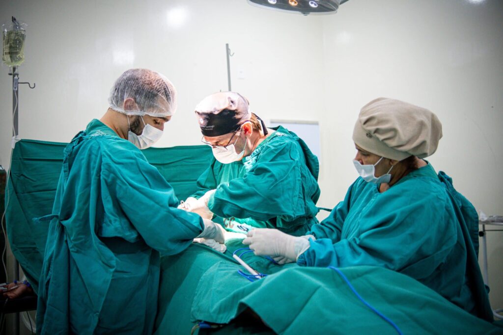 Opera Acre consolida regionalização e amplia cirurgias em 24%, levando a Saúde para mais perto da população no interior