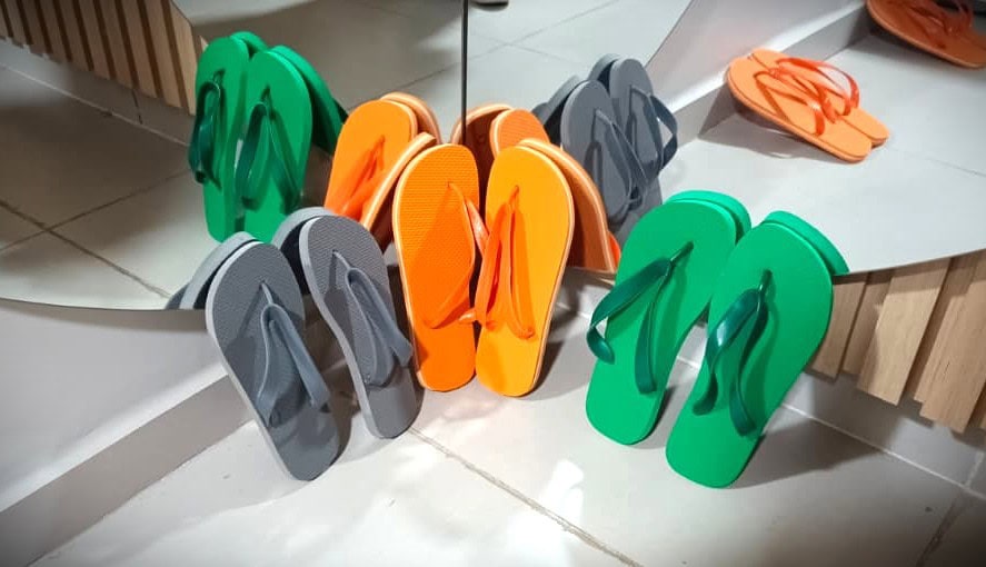 Iapen realiza doação de 100 pares de chinelos para projetos Closet Solidário e Bem-Me-Quer da Polícia Civil