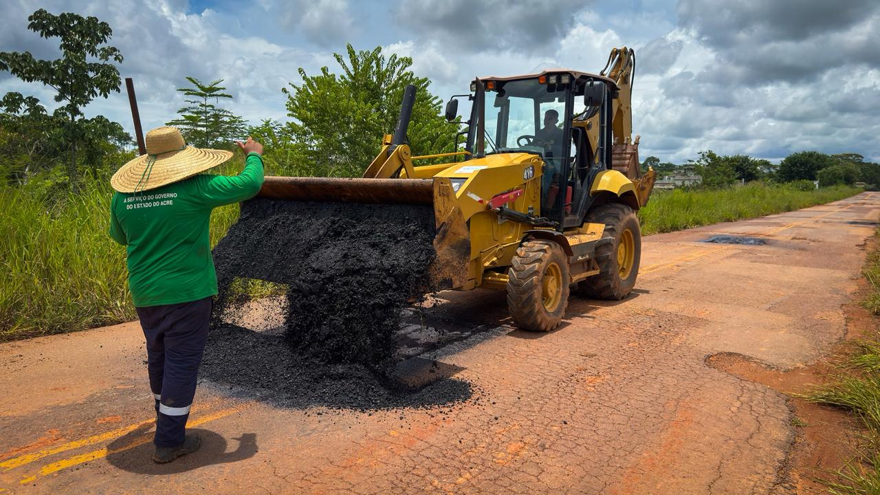 Deracre executa manutenção na AC-475 e vistoria serviços entre Plácido de Castro e Acrelândia