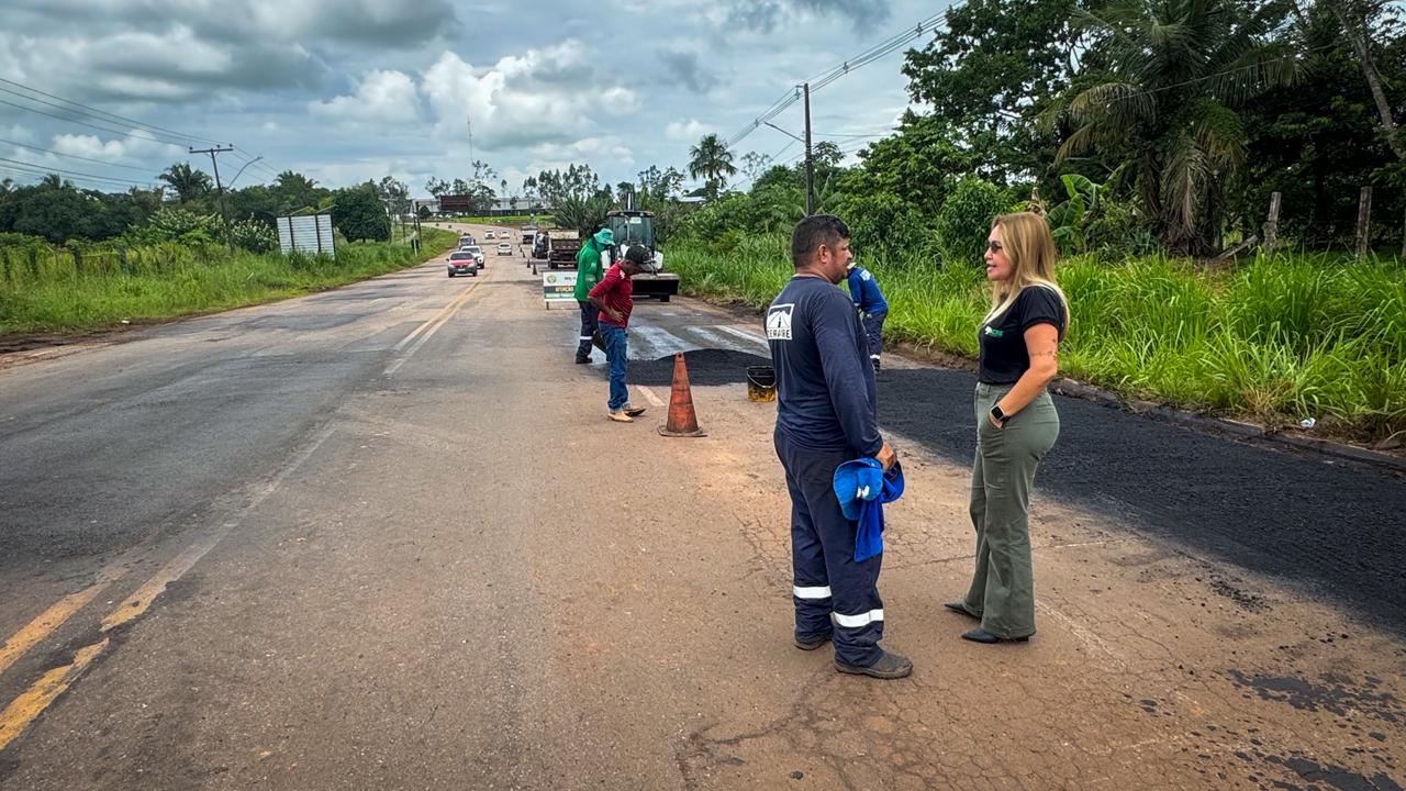 Trecho do Top 15, na rodovia AC-40, recebe serviços de tapa-buraco do Deracre