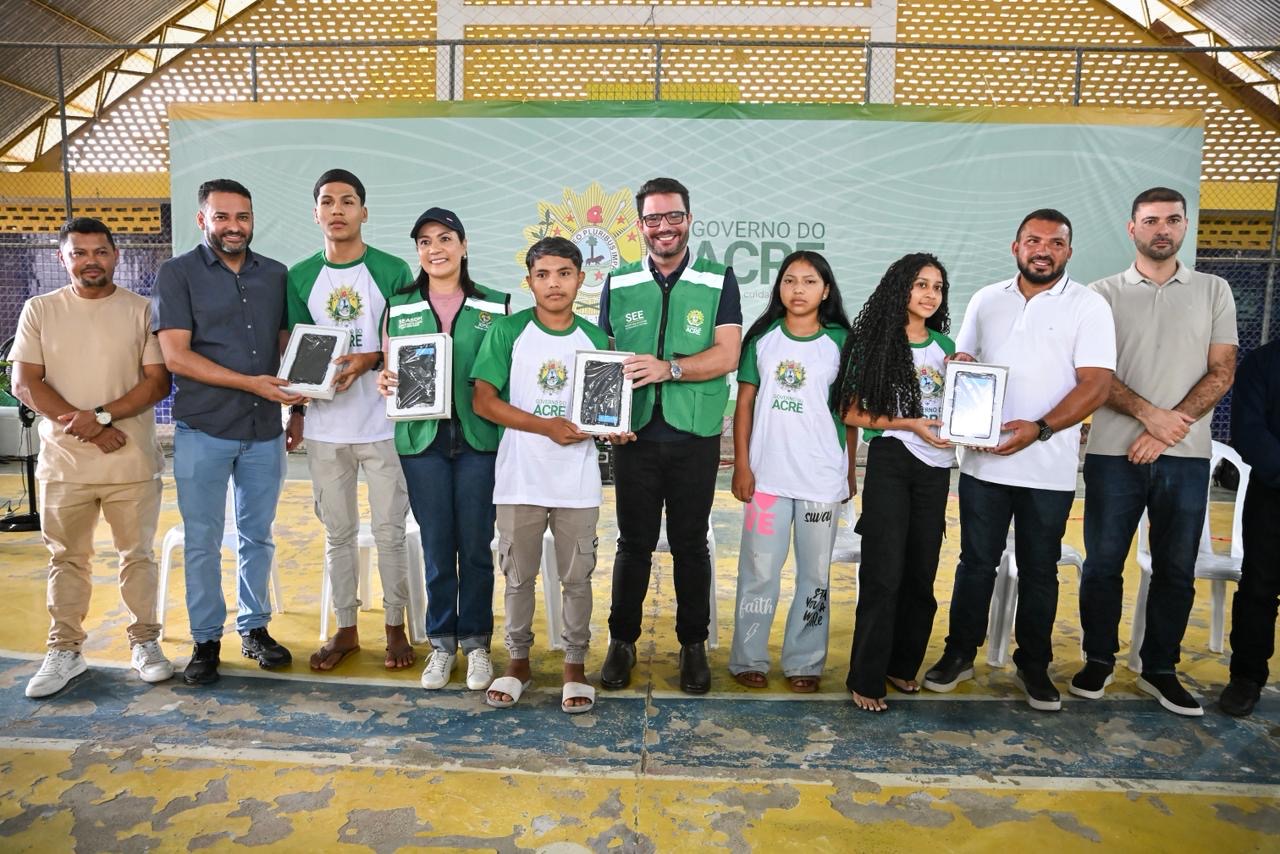 Gladson e Mailza entregam kits escolares, autorizam manutenção de escolas e assinam convênio com Prefeitura de Jordão