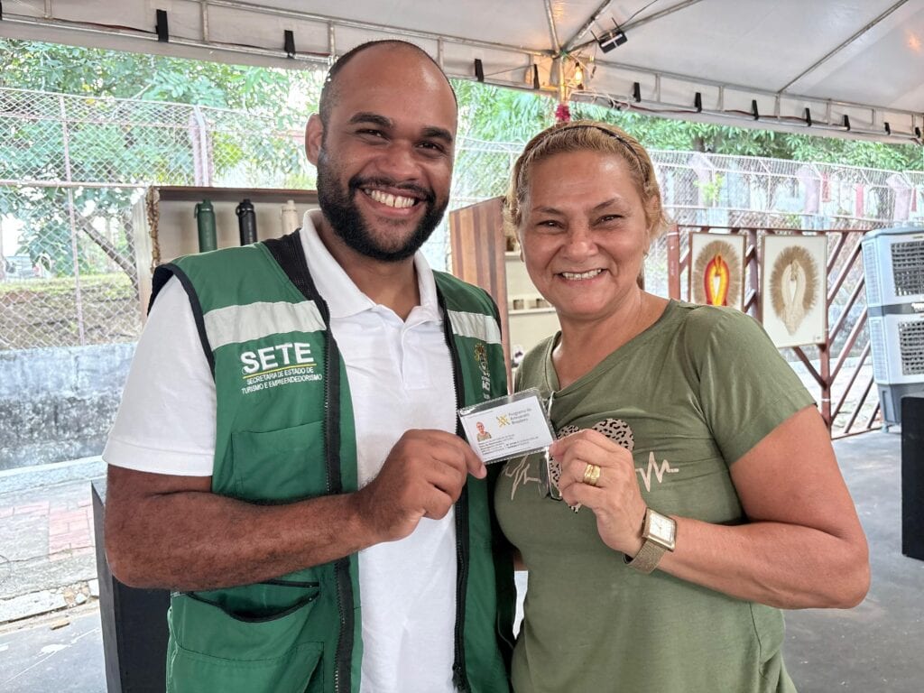 Artesã celebra conquista de carteira profissional em mutirão de cadastro da Sete