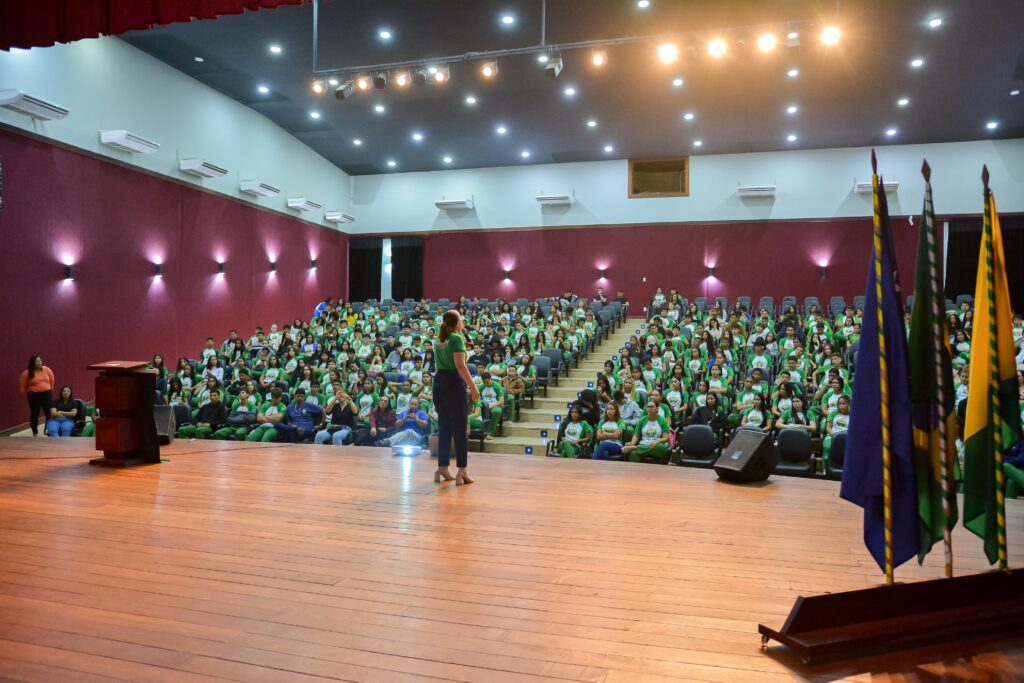 Governo promove palestra sobre combate à violência contra a mulher para estudantes em Cruzeiro do Sul