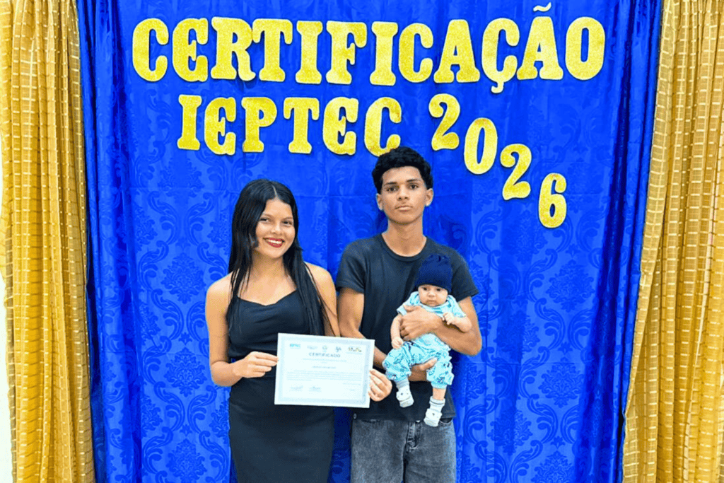 Em Tarauacá, estudantes da EJA recebem certificação em cursos de qualificação profissional do Ieptec
