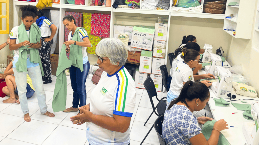 Governo do Acre beneficia mulheres de Xapuri com cursos do Ieptec de costureira e agente de informações turísticas
