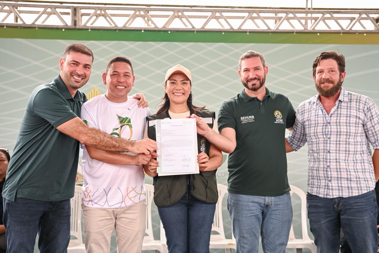 Vice-governadora Mailza anuncia mais de R$ 11 milhões em investimentos para Assis Brasil e assina ordem de serviço para construção de 25 casas populares