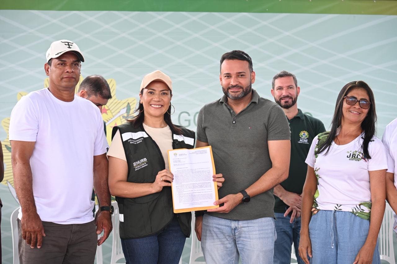 Em Assis Brasil, governo entrega kits escolares a mais de 3 mil alunos e assina ordens de serviço para melhorias em escolas urbanas e rurais