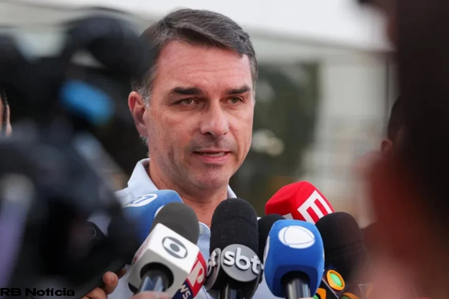 Bolsonaro está com o rim sobrecarregado e segue na UTI, diz Flávio
