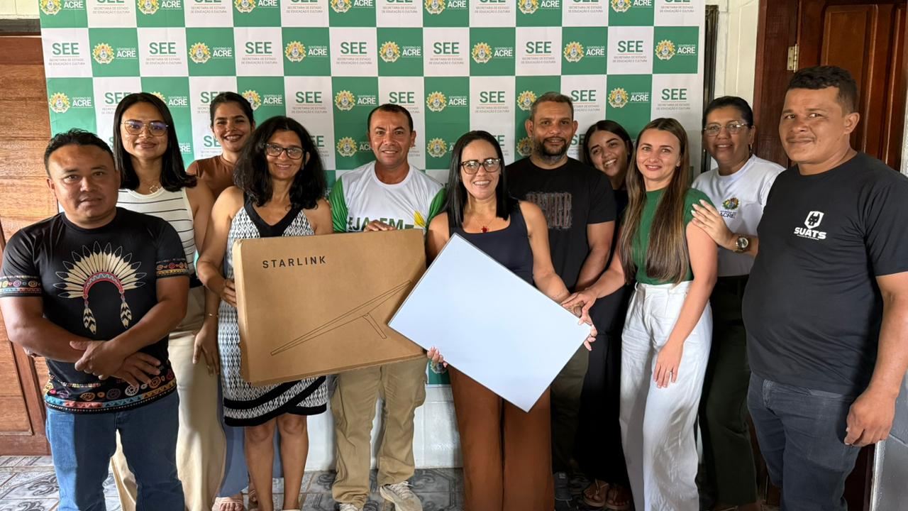 Educação leva conectividade a escola de Porto Walter, com instalação de internet via satélite e entrega de tablets aos alunos