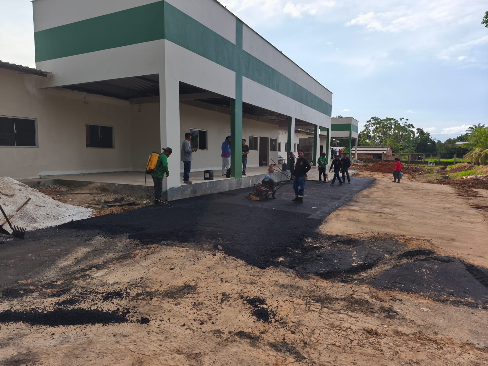 Deracre restaura acesso ao Hospital Dr. Baba de Feijó, com asfaltamento do pátio