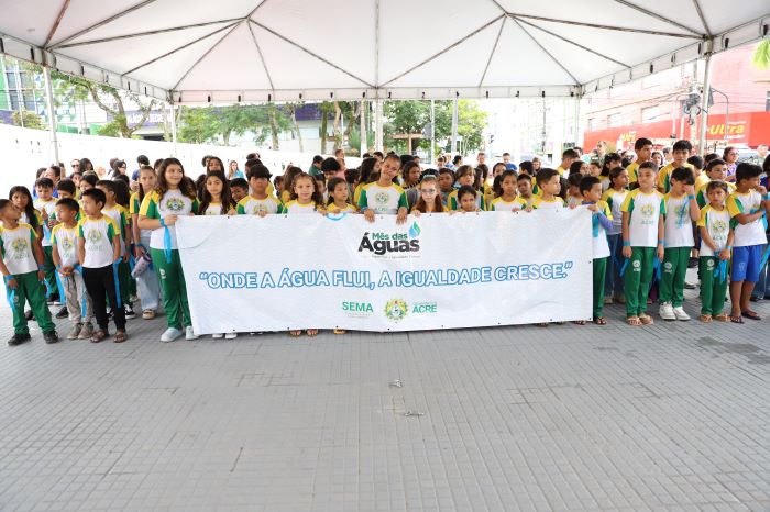 Estudantes da rede pública participam de caminhada pelo dia mundial da água
