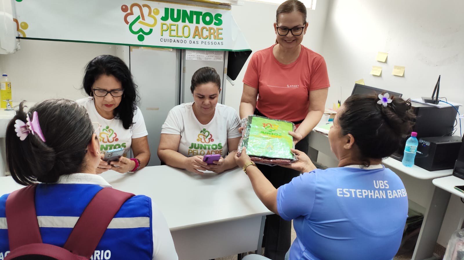 ‘Obrigada, Juntos pelo Acre, pelas roupas novas’, agradece moradora de Porto Walter ao ser contemplada com ação itinerante no município