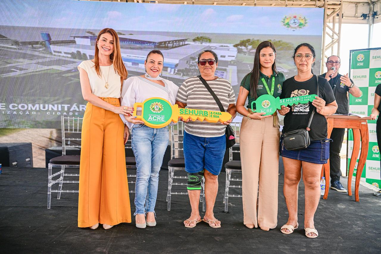 Entrega de 100 casas evidencia avanço da política habitacional do governo e ações de redução das desigualdades sociais