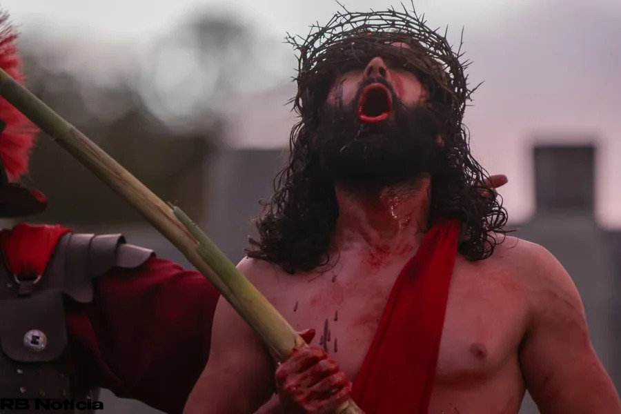 Via-Sacra leva 100 mil fiéis ao Morro da Capelinha, em dia de fé e oração. Veja as Fotos