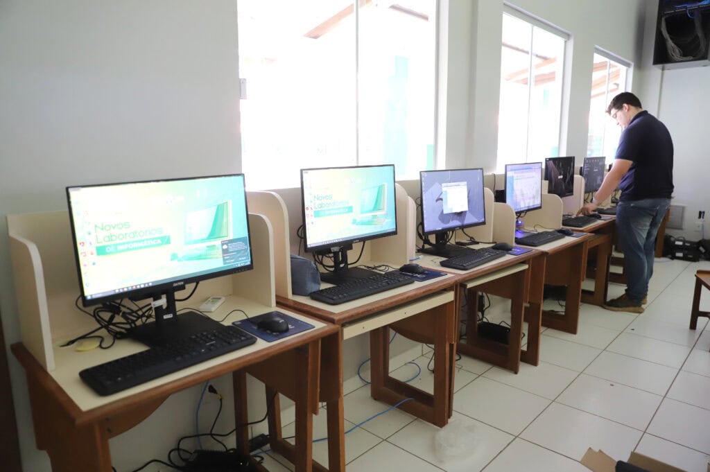 Educação entrega novos equipamentos a laboratório de informática em escola na Cidade do Povo