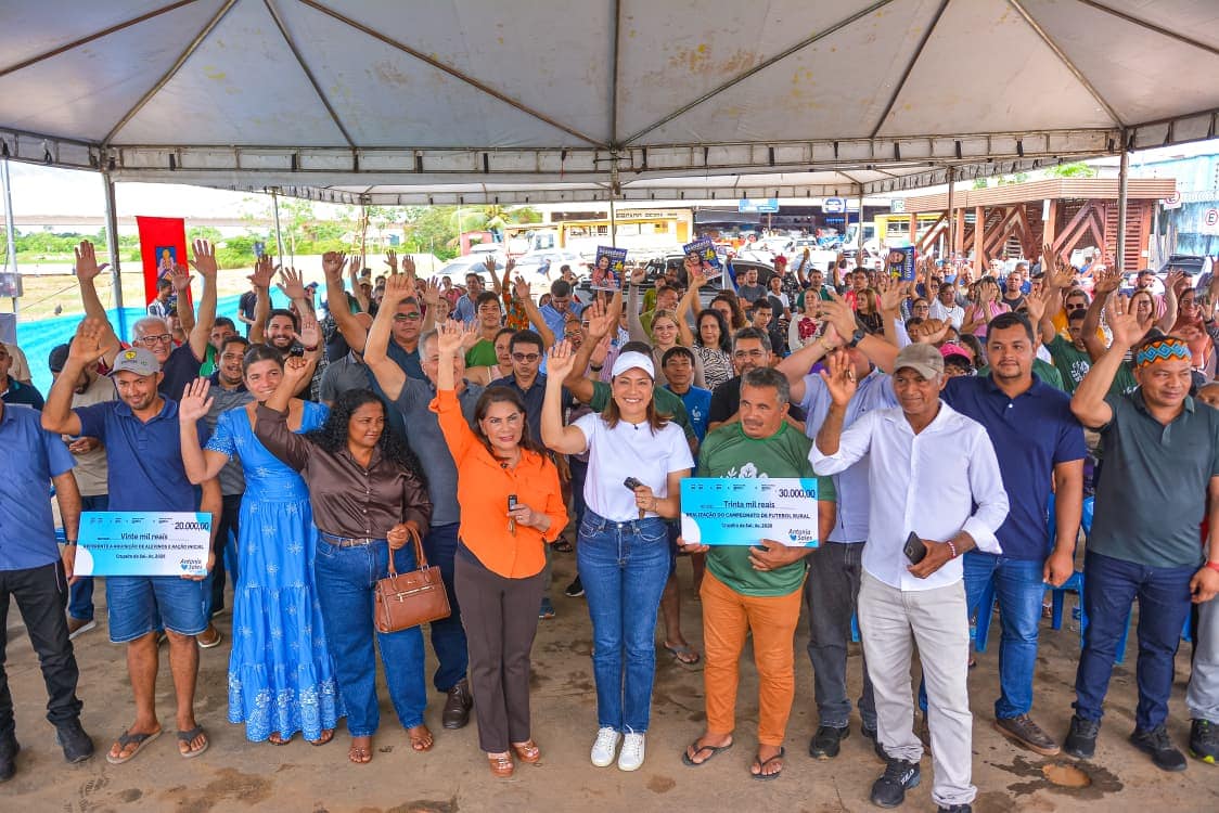 Governadora Mailza Assis prestigia entrega de veículos e equipamentos ao setor produtivo e associações comunitárias do Juruá