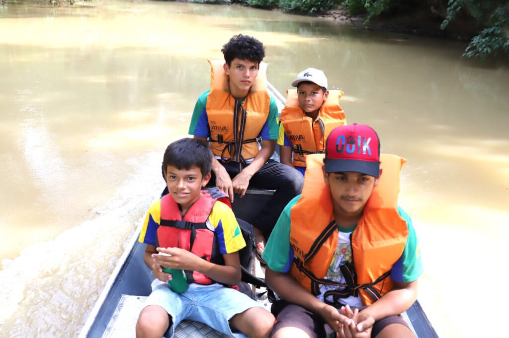 Entre trilhas e rios, a longa jornada de três irmãos que enfrentam horas de viagem para estudar no interior do Acre