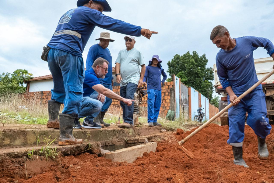 Prefeito Alysson Bestene acompanha obras de recuperação viária no bairro Santo Afonso.