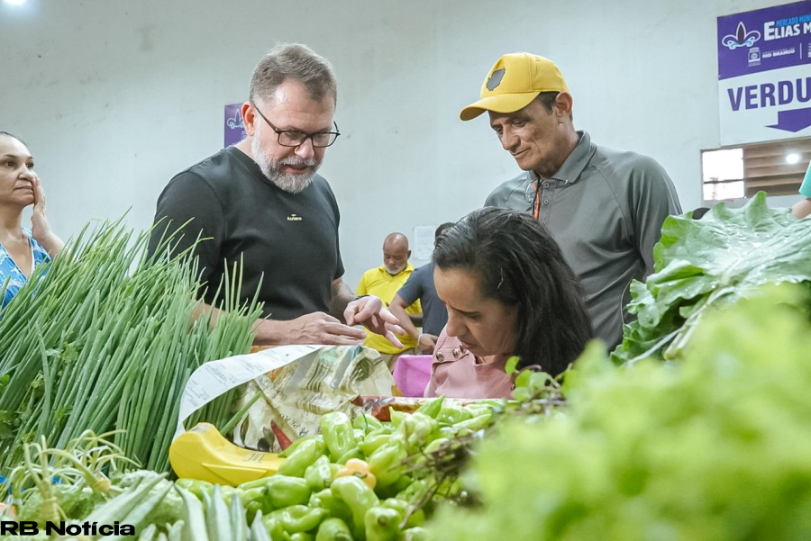 Prefeito de Rio Branco visita feirantes e acompanha obras no Mercado Elias Mansour durante feriado