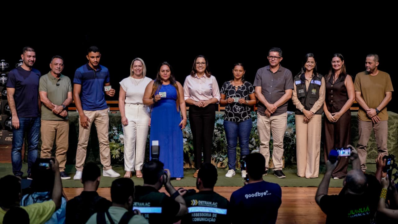 Em Cruzeiro do Sul, governadora Mailza fortalece segurança no trânsito ao entregar capacetes e CNHs Sociais