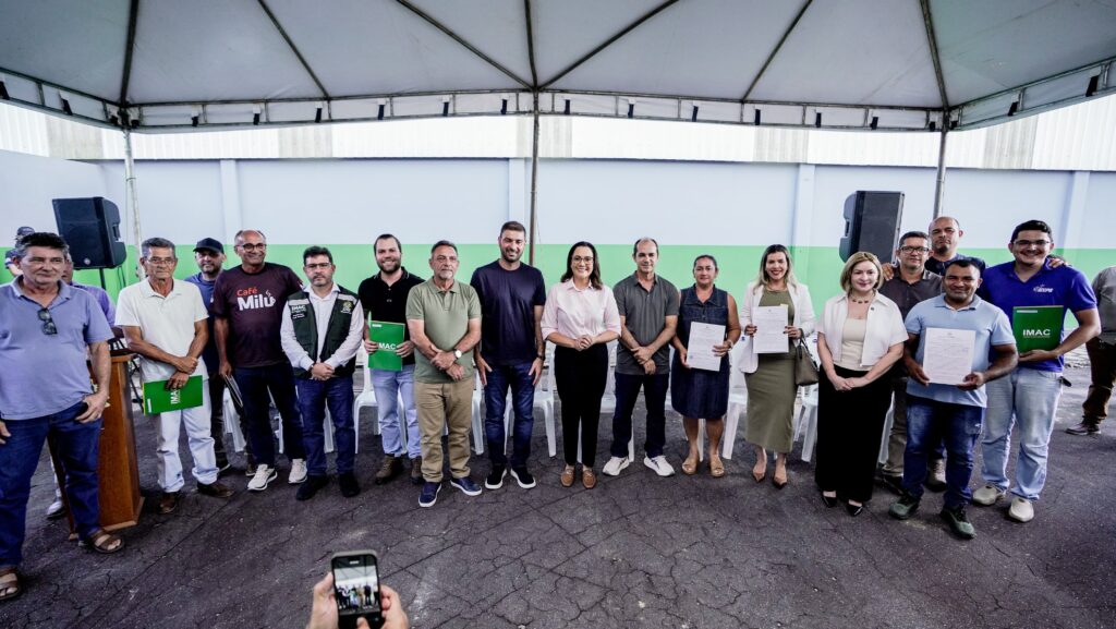 Governadora Mailza participa de entrega de licenças ambientais a empreendedores do Juruá
