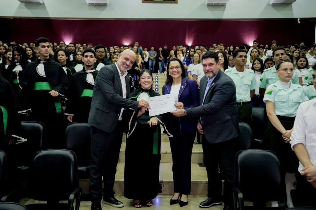 Governadora Mailza prestigia cerimônia de certificação de 299 alunos formados em cursos técnicos em Cruzeiro do Sul