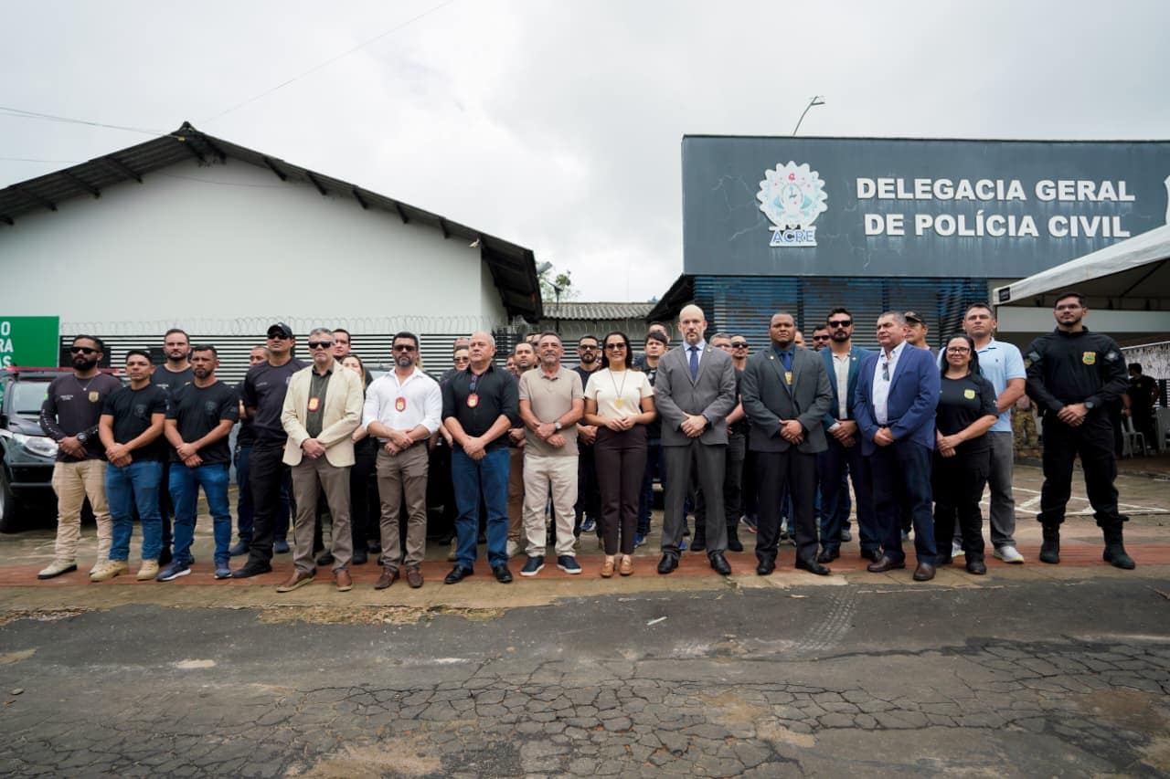 Governadora Mailza entrega viaturas e equipamentos à Polícia Civil de Cruzeiro do Sul e reafirma compromisso com a segurança no interior