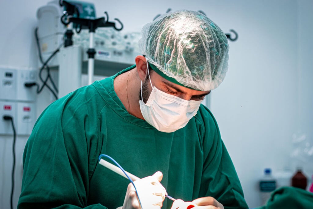 Fundhacre fortalece assistência especializada com fluxo regular de cirurgia de correção das pálpebras