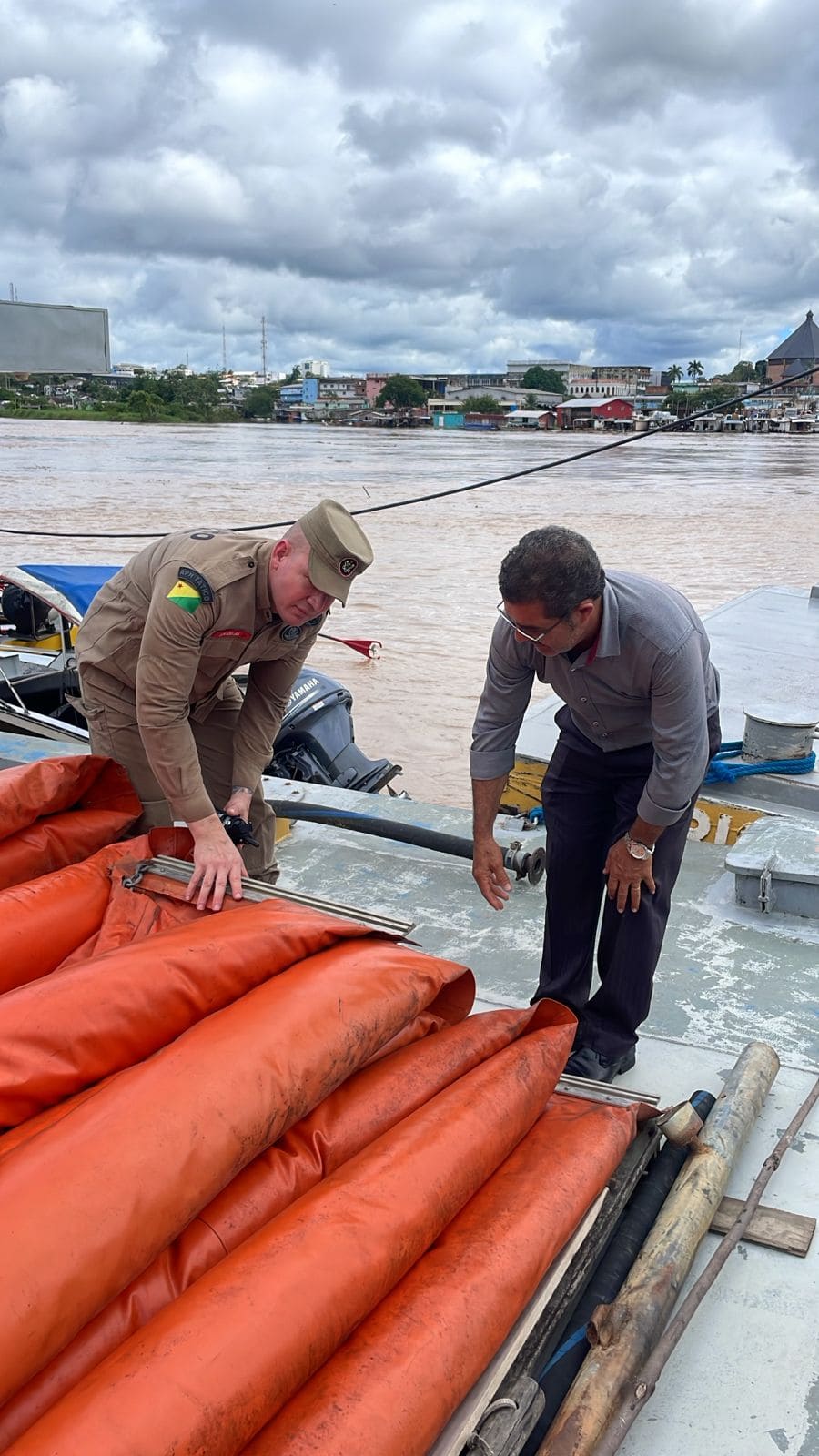 Governo monta força-tarefa e usa barreiras de contenção para tentar conter avanço de óleo no Rio Tarauacá