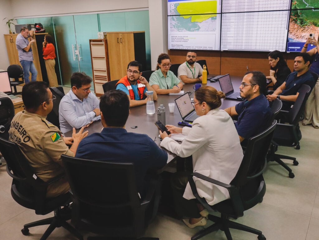 Governo do Acre realiza reunião estratégica e define ações emergenciais após vazamento de óleo no Rio Tarauacá