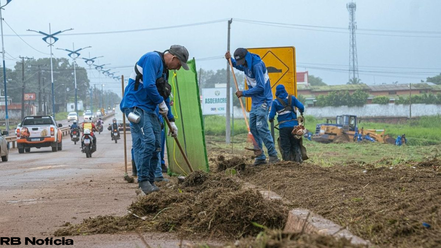 Prefeitura de Rio Branco realiza ação do Programa Cidade Limpa no bairro Maria Iris