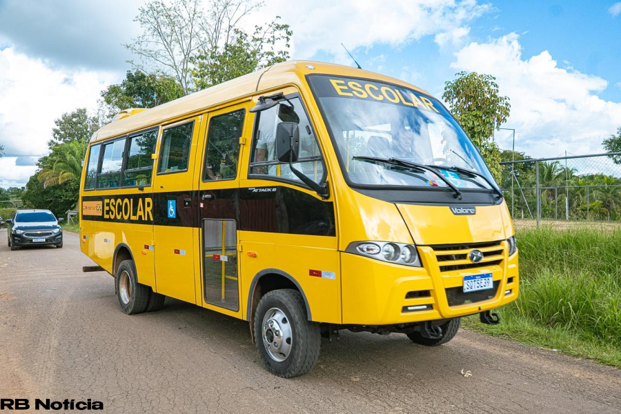 Alysson Bestene reforça agenda na educação com entrega de ônibus escolares e anúncio de novos investimentos em Rio Branco