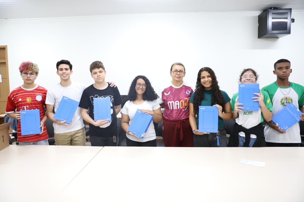 Educação do Acre entrega tablets para alunos de escolas de ensino integral