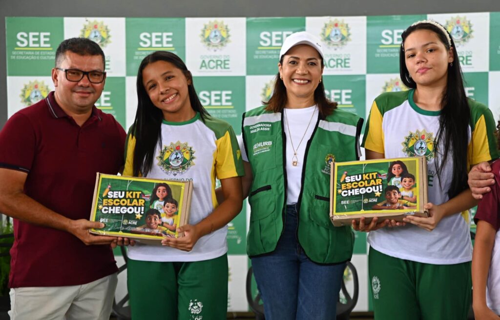 Governadora Mailza assina ordens de serviço e entrega kits escolares para estudantes de Feijó