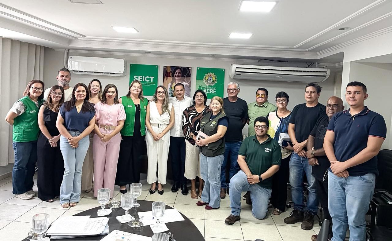 Governo articula regularização da cadeia do açaí e transferência de tecnologia para produtores do Juruá