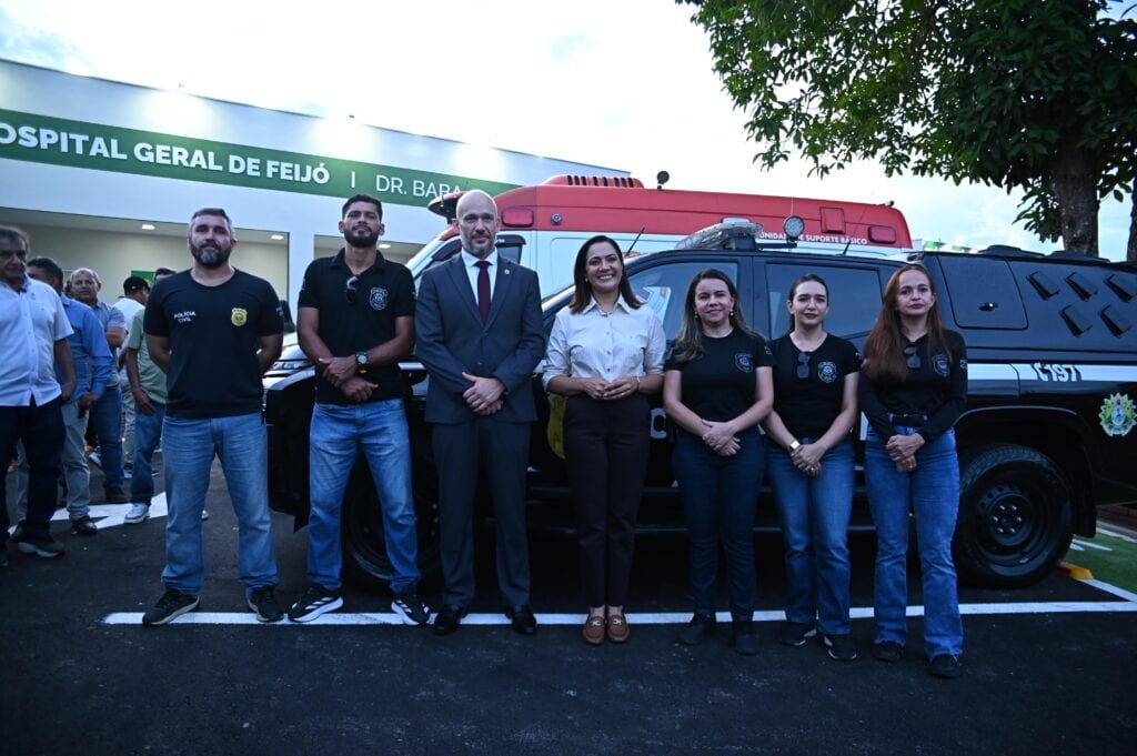 Governadora Mailza entrega viatura e motor para a Polícia Civil em Feijó