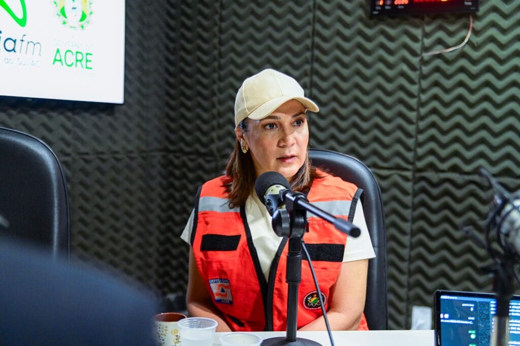 Em entrevista à Rádio Aldeia, governadora Mailza destaca apoio do Estado às famílias afetadas pelas cheias em Cruzeiro do Sul