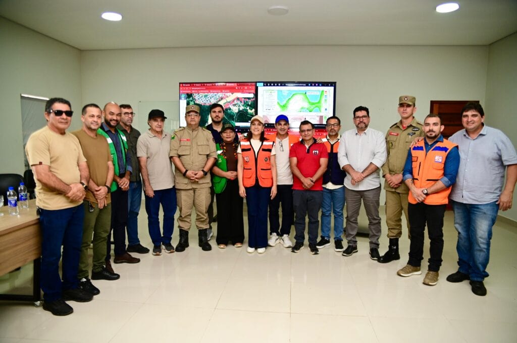Em Cruzeiro do Sul, governadora Mailza visita sala de monitoramento do Rio Juruá e acompanha dados sobre os desabrigados