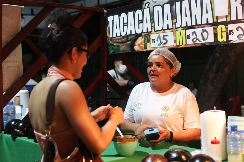 Festa do Trabalhador reúne público em frente ao Palácio Rio Branco com show e geração de renda para comerciantes locais