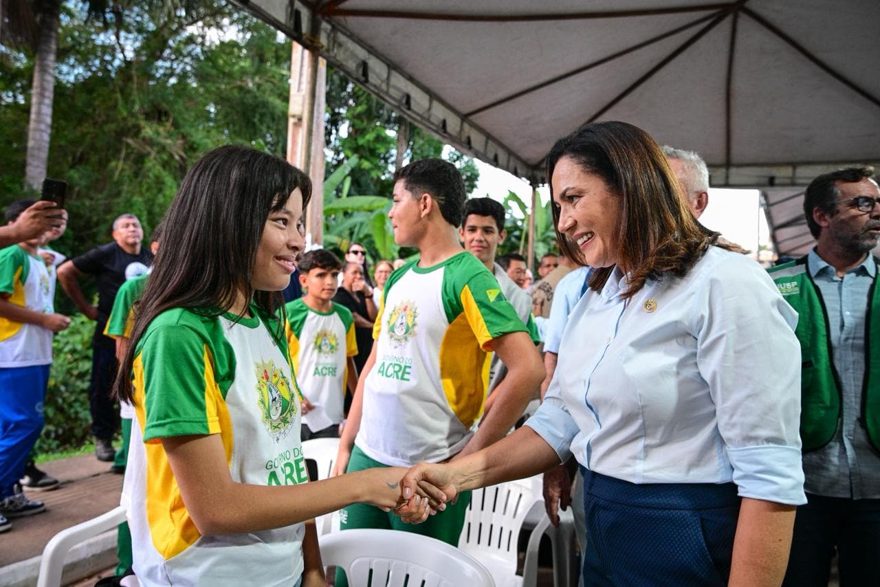 Com investimento superior a R$ 1 milhão, governadora entrega kits escolares e autoriza reforma de escolas em Plácido de Castro