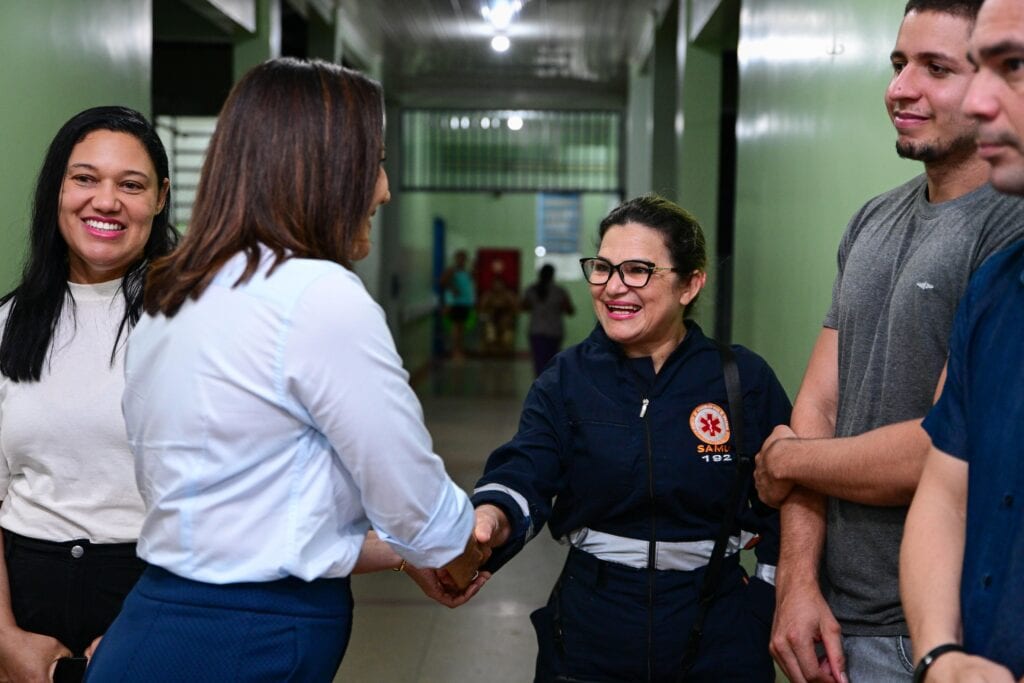 Governadora Mailza visita hospital referência em Plácido de Castro e reforça compromisso com a saúde