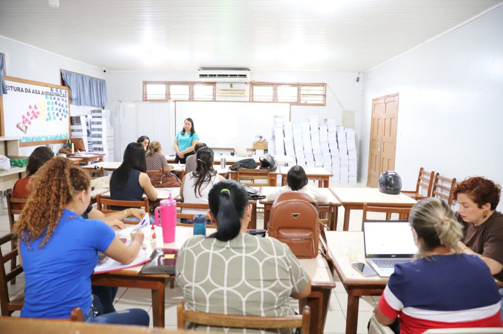 Educação do Acre promove oficina de ferramentas digitais para fortalecer uso do material Microkids nas escolas