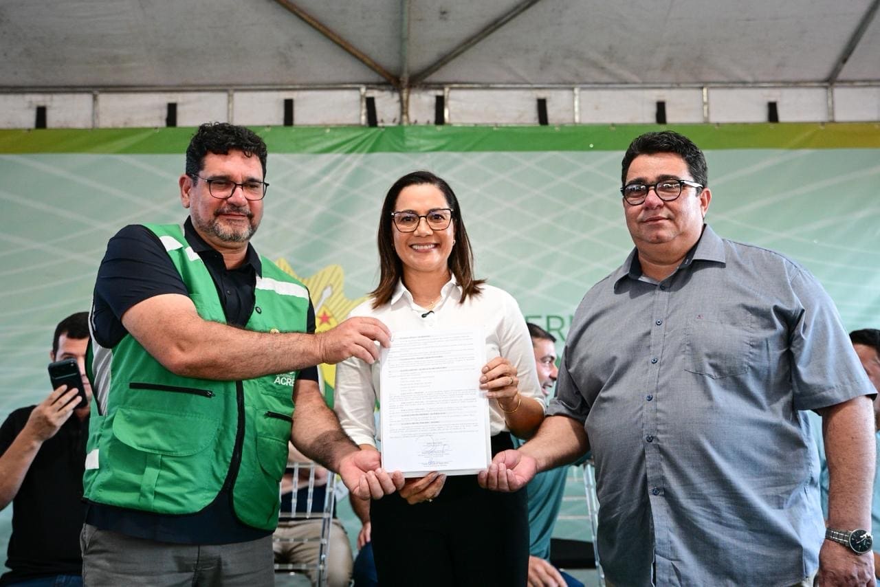 Governadora Mailza reforça compromisso com a Educação em Brasileia com convênio de R$ 1,5 milhão e entrega de kits escolares