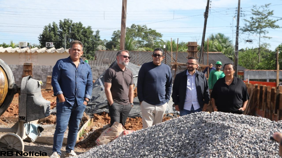 Prefeito de Rio Branco acompanha construção da quadra esportiva no bairro Placas, em Rio Branco